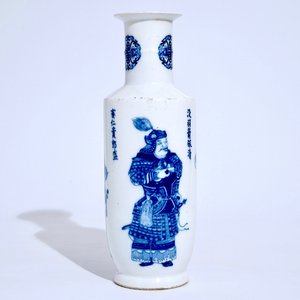 Un vase rouleau en porcelaine de Chine bleu et blanc à décor Wu Shuang Pu, 19/20ème — photo 1