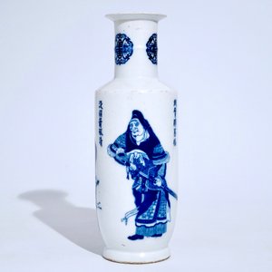 Un vase rouleau en porcelaine de Chine bleu et blanc à décor Wu Shuang Pu, 19/20ème — photo 2