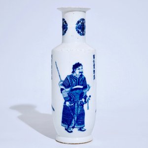 Un vase rouleau en porcelaine de Chine bleu et blanc à décor Wu Shuang Pu, 19/20ème — photo 3