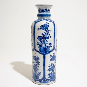Un vase rouleau en porcelaine de Chine bleu et blanc, Kangxi — photo 1