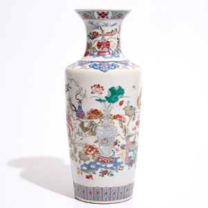 Un vase rouleau en porcelaine de Chine famille rose de style Yongzheng, début du 19ème — photo 1