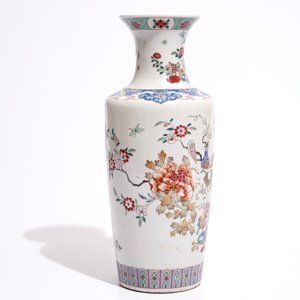 Un vase rouleau en porcelaine de Chine famille rose de style Yongzheng, début du 19ème — photo 2