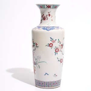 Un vase rouleau en porcelaine de Chine famille rose de style Yongzheng, début du 19ème — photo 3