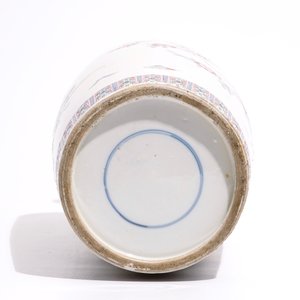 Un vase rouleau en porcelaine de Chine famille rose de style Yongzheng, début du 19ème — photo 6