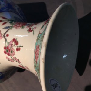 Un vase rouleau en porcelaine de Chine famille rose de style Yongzheng, début du 19ème — photo 7