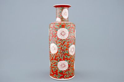 Un vase rouleau en porcelaine de Chine famille verte sur fond rouge de corail, Kangxi