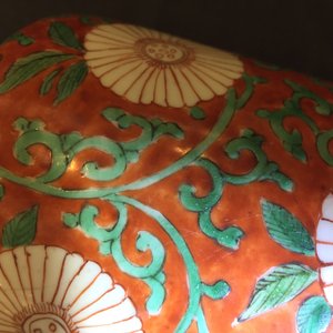 Un vase rouleau en porcelaine de Chine famille verte sur fond rouge de corail, Kangxi — photo 4