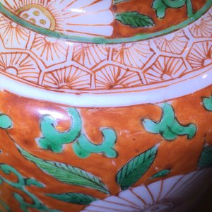Un vase rouleau en porcelaine de Chine famille verte sur fond rouge de corail, Kangxi — photo 6