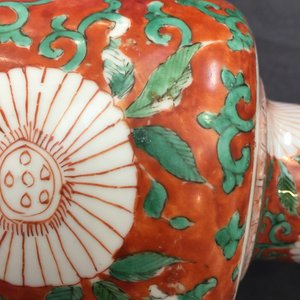 Un vase rouleau en porcelaine de Chine famille verte sur fond rouge de corail, Kangxi — photo 9