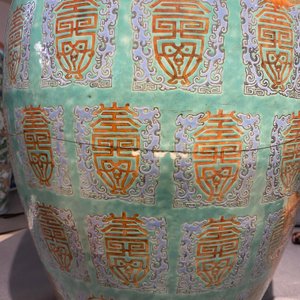Un vase 'Shou' en porcelaine de Chine famille rose à fond turquoise à décor d'immortels, Qianlong — photo 17