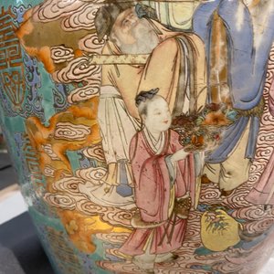 Un vase 'Shou' en porcelaine de Chine famille rose à fond turquoise à décor d'immortels, Qianlong — photo 25