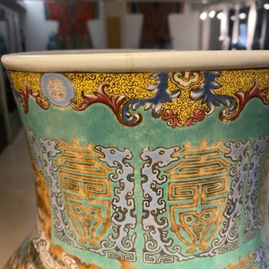 Un vase 'Shou' en porcelaine de Chine famille rose à fond turquoise à décor d'immortels, Qianlong — photo 26