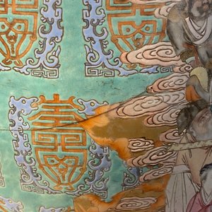 Un vase 'Shou' en porcelaine de Chine famille rose à fond turquoise à décor d'immortels, Qianlong — photo 34