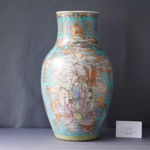 Un vase 'Shou' en porcelaine de Chine famille rose à fond turquoise à décor d'immortels, Qianlong — photo 7