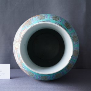 Un vase 'Shou' en porcelaine de Chine famille rose à fond turquoise à décor d'immortels, Qianlong — photo 9
