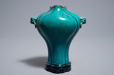 Un vase sur socle en porcelaine de Chine turquoise monochrome, 18ème