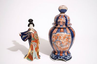 Un vase sur socle en porcelaine Imari et un modèle d'une bijin en porcelaine Kutani, Japon, Meiji, 19ème