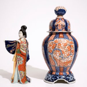 Un vase sur socle en porcelaine Imari et un modèle d'une bijin en porcelaine Kutani, Japon, Meiji, 19ème — photo 2