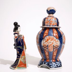 Un vase sur socle en porcelaine Imari et un modèle d'une bijin en porcelaine Kutani, Japon, Meiji, 19ème — photo 3