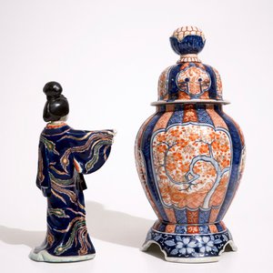 Un vase sur socle en porcelaine Imari et un modèle d'une bijin en porcelaine Kutani, Japon, Meiji, 19ème — photo 4