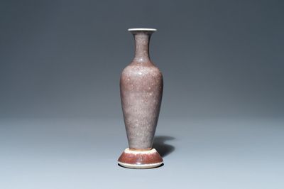 Un vase sur support en porcelaine de Chine à émail 'fleur de pêcher', marque de Kangxi, 19/20ème