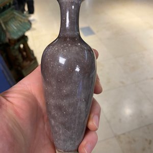 Un vase sur support en porcelaine de Chine à émail 'fleur de pêcher', marque de Kangxi, 19/20ème — photo 15