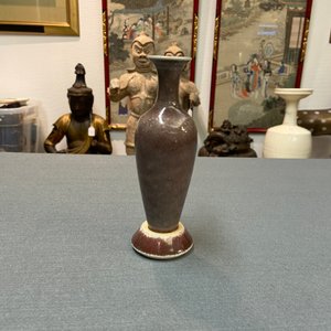 Un vase sur support en porcelaine de Chine à émail 'fleur de pêcher', marque de Kangxi, 19/20ème — photo 26