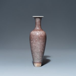 Un vase sur support en porcelaine de Chine à émail 'fleur de pêcher', marque de Kangxi, 19/20ème — photo 8