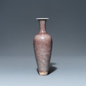 Un vase sur support en porcelaine de Chine à émail 'fleur de pêcher', marque de Kangxi, 19/20ème — photo 9