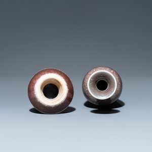 Un vase sur support en porcelaine de Chine à émail 'fleur de pêcher', marque de Kangxi, 19/20ème — photo 10