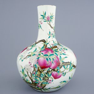 Un vase tianqiuping aux "Neufs pêches" en porcelaine de Chine famille rose, marque de Guanggxu, 19/20ème — photo 1