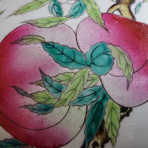 Un vase tianqiuping aux "Neufs pêches" en porcelaine de Chine famille rose, marque de Guanggxu, 19/20ème — photo 14