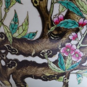 Un vase tianqiuping aux "Neufs pêches" en porcelaine de Chine famille rose, marque de Guanggxu, 19/20ème — photo 18