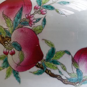 Un vase tianqiuping aux "Neufs pêches" en porcelaine de Chine famille rose, marque de Guanggxu, 19/20ème — photo 19