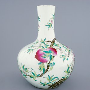 Un vase tianqiuping aux "Neufs pêches" en porcelaine de Chine famille rose, marque de Guanggxu, 19/20ème — photo 4