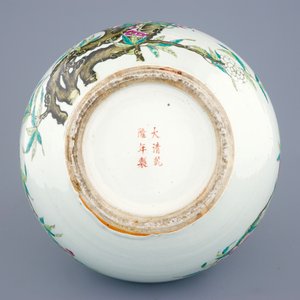 Un vase tianqiuping aux "Neufs pêches" en porcelaine de Chine famille rose, marque de Guanggxu, 19/20ème — photo 5