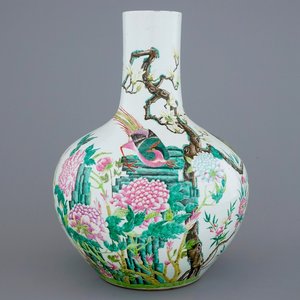 Un vase tianqiuping aux oiseaux sur branches fleuries en porcelaine de Chine famille rose, 19/20ème — photo 1