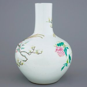 Un vase tianqiuping aux oiseaux sur branches fleuries en porcelaine de Chine famille rose, 19/20ème — photo 3