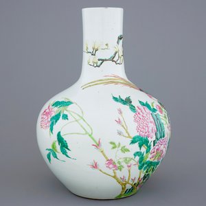 Un vase tianqiuping aux oiseaux sur branches fleuries en porcelaine de Chine famille rose, 19/20ème — photo 4