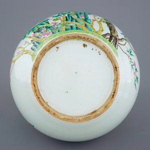 Un vase tianqiuping aux oiseaux sur branches fleuries en porcelaine de Chine famille rose, 19/20ème — photo 6