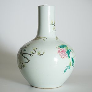 Un vase tianqiuping aux oiseaux sur branches fleuries en porcelaine de Chine famille rose, 19/20ème — photo 9