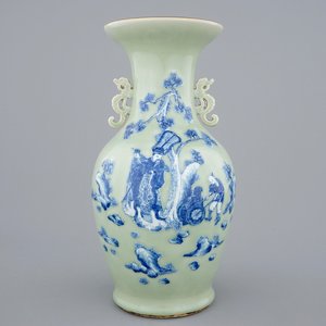 Un vase très fin en porcelaine de Chine en bleu et blanc sur fond céladon, 19ème — photo 1