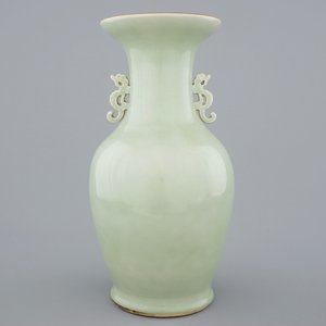 Un vase très fin en porcelaine de Chine en bleu et blanc sur fond céladon, 19ème — photo 3