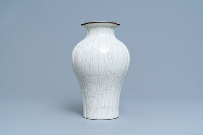 Un vase trilobé en porcelaine de Chine de type ge, marque de Yongzheng, 19ème