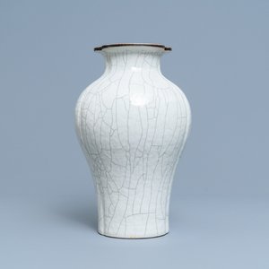 Un vase trilobé en porcelaine de Chine de type ge, marque de Yongzheng, 19ème — photo 1