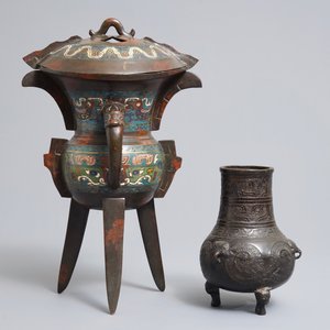 Un vase tripod et une coupe jue en bronze et émaux cloisonnés, Chine, 18/19ème — photo 3