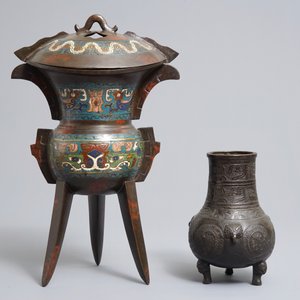 Un vase tripod et une coupe jue en bronze et émaux cloisonnés, Chine, 18/19ème — photo 5