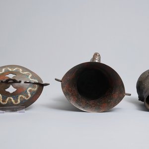 Un vase tripod et une coupe jue en bronze et émaux cloisonnés, Chine, 18/19ème — photo 6