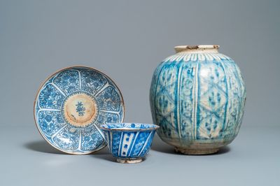 Un vase, un bol et un plat en céramique persane en bleu et blanc, Syrie et/ou Iran, 18/19ème