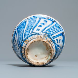 Un vase, un bol et un plat en céramique persane en bleu et blanc, Syrie et/ou Iran, 18/19ème — photo 13